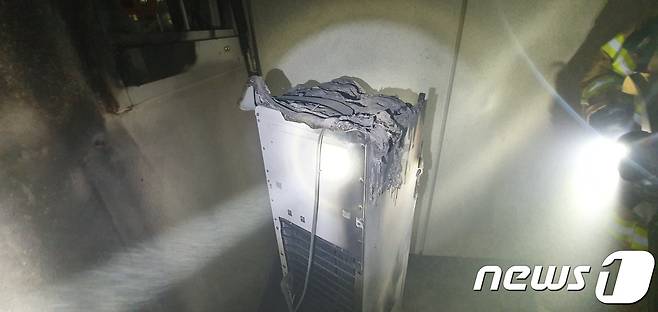 6일 오후 9시 51분쯤 세종시 도담동의 한 아파트 5층 복도에서 불이나 소방대원들이 진화작업을 벌이고 있다.(세종소방본부 제공)© 뉴스1