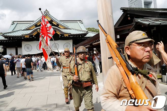 지난 8월15일 일본의 종전 기념일(제2차 세계대전 패전일)을 맞아 옛 일본군복 차림으로 야스쿠니 신사 참배에 나선 극우단체 회원들. © 로이터=뉴스1