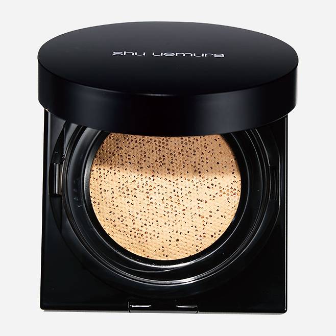 슈에무라 언리미티드 쿠션 파운데이션 SPF 36 PA++ 5만원대▶유니크한 블랙 스퀘어 패키지가 소장욕을 부르는 제품으로 한 번의 터치만으로도 무너지지 않는 에어핏 베이스를 연출해준다. 속은 촉촉 겉은 보송한 내추럴 피니시를 추구하는 제품.▶써봤더니 : 촉촉하게 발리고 금세 고정돼 건강한 꾸안꾸 메이크업을 연출해준다. 독보적인 가벼움이라 ‘에어핏’이라는 별명이 찰떡. 톤업 효과가 좋아 붉은 기가 있거나 칙칙한 피부 톤에 강추. 단, 패키지가 커서 휴대가 부담스러울 수 있다.