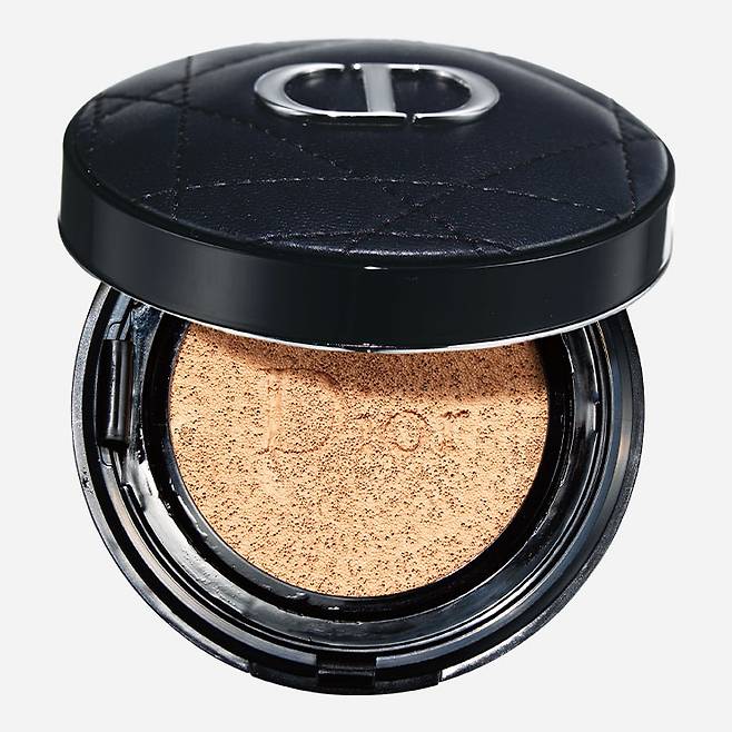 디올 포에버 퍼펙트 쿠션 SPF 35 PA+++ 8만1천원대▶벨벳 피니시가 가장 큰 특징으로, 화사하고 균일한 피부가 다크닝 없이 하루 종일 지속된다. 스킨케어 성분을 다량 함유하고 있어 피부가 촉촉하고 편안하다.▶써봤더니 : 베이스 명가답게 두께감 없이 피부에 착 달라붙는다. 커버력은 약하지만 바로 마스크를 쓰고 외출해도 묻어남이 없을 정도로 밀착력이 좋다. 번쩍이는 광보다는 보송보송 복숭아처럼 자연스럽게 어려 보이는 마무리감을 선호한다면 추천한다.