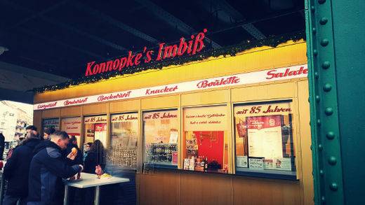 베를린에서 가장 유명한 커리부어스트 맛집 ‘콘노프케의 임비스’. 커리부어스트 탄생 70주년보다 더 오랜 역사를 자랑하는 이곳은 4대째 이어온 소시지 요리 전문점이다.(/콘노프케의 임비스 페이스북)
