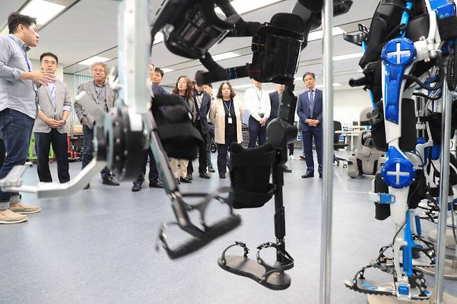 현대자동차 의왕연구소에서 열린 제1차 스마트농업 현장 포럼에서 현대차 관계자가 웨어러블 슈트에 대해 설명했다. [자료:농림축산식품부]