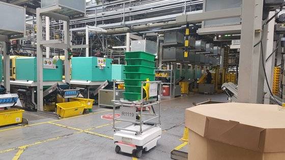 독일 쾰른 소재 이구스 공장에 자율주행선반이 물건을 나르고 있다. 쾰른(독일)=박민제 기자