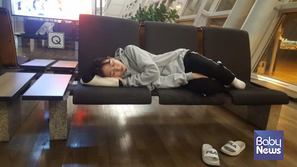 공항에서 쪽잠자는 딸의 모습. 공항에서도 내 집처럼 잘 자는 우리 아이. 적응력 하나는 인정. ⓒ엄미야