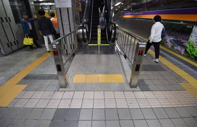 [에스컬레이터 이용 차단] 서울 종로3가역 내 에스컬레이터 앞. 위험 지역을 알리는 점자블록만 설치돼 있고 보행을 유도하는 선형 블록은 엘리베이터 쪽으로 이어지고 있다.