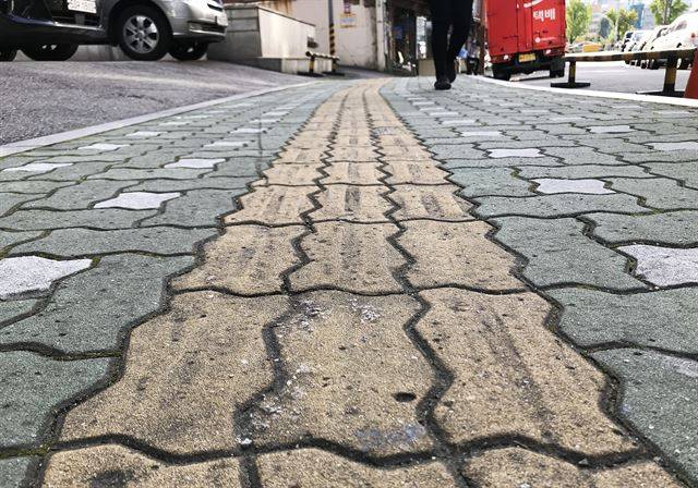 [닳아버린 점자블록] 9일 서울 중림동 보도에 설치된 점자블록이 심하게 닳아 제 기능을 하지 못하고 있다. 게다가 이 블록들은 규격에 맞지 않는 이형 점자블록이다.