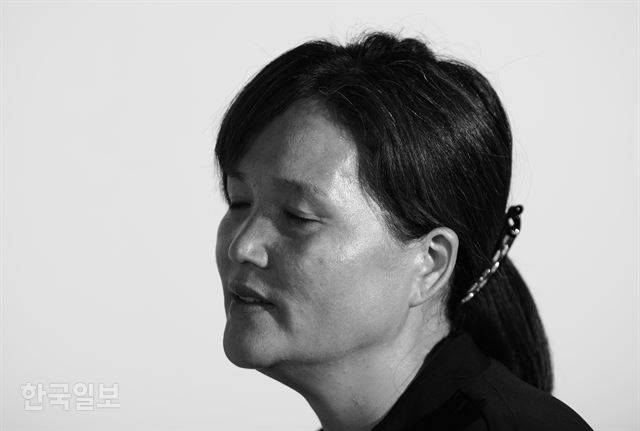 김미숙씨가 아들 용균씨를 생각하며 눈을 감고 있다. 김미숙씨는 “아들이 꿈에라도 나와 원하는 걸 말해주면 좋겠다”고 말했다. 박형기 인턴기자