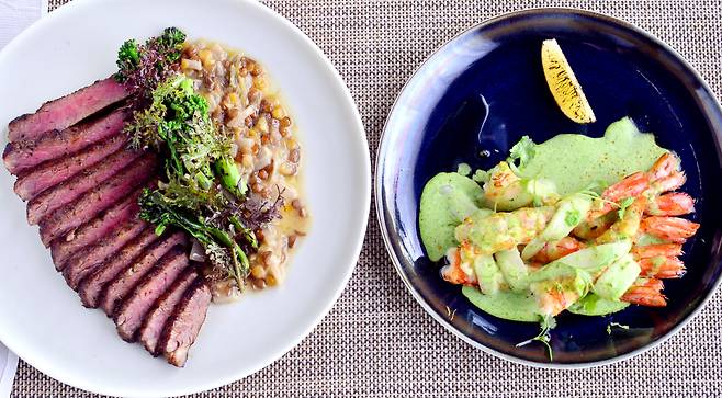 1) Sanok’s sweet Argentine red shrimp (right) are pan-seared to succulent softness, draped with a cilantro-infused coconut milk reduction and crunchy slices of pickled chamoe melons. Sanok’s riff of Korean galbi pairs, marinated short ribs, are served with a toothsome lentil-kimchi concoction and grilled broccolini. Park Hyun-koo/The Korea Herald