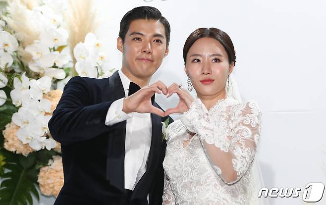 가수 강남과 전 스피드스케이팅 국가대표 이상화가 12일 서울 광진구 비스타 워커힐 비스타홀에서 열린 결혼식에서 포즈를 취하고 있다. 강남과 이상화는 지난해 9월 방송된 SBS 예능 프로그램 '정글의 법칙 in 라스트 인도양'을 통해 연인으로 발전했다. 2019.10.12/뉴스1 © News1 허경 기자