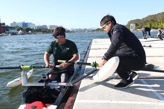 임명웅 감독(오른쪽)이 하재헌 선수의 출발을 돕고 있다. 장진영 기자
