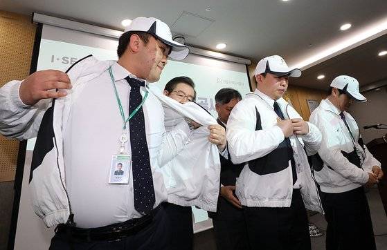 지난 4월 서울시청에서 열린 입단식에서 단복을 입고 있는 하 선수. [뉴시스]