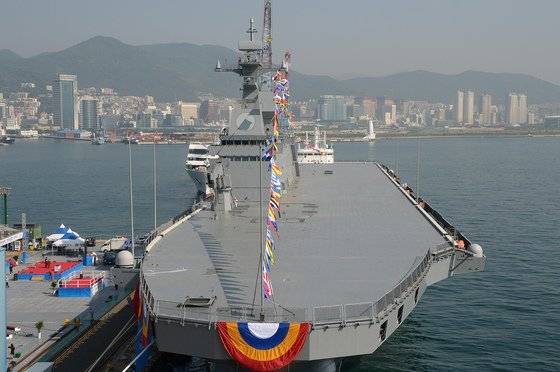 지난해 5월 14일 건조식을 치른 마라도함. 마라도함보다 더 큰 경항공모함 건조 사업이 진행하고 있다. [사진 방위사업청]
