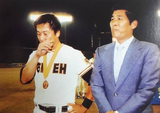 재일동포 포수 김무종(왼쪽)과 함께 83년 베스트10에 뽑힌 장명부. [중앙포토]