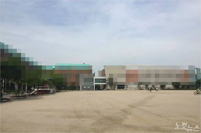 텅 비어 있는 서울의 한 초등학교 운동장. 현직 교사들은 쉬는 시간, 점심 시간에도 운동장에서 노는 아이들이 많지 않다고 말한다. 그만큼 학생들이 학교에서 하늘을 볼 기회가 없다는 의미다.