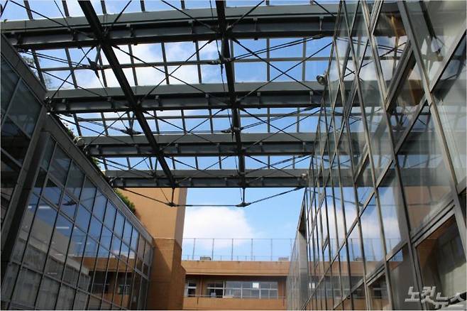 레인보우 가든의 모습. 투명유리로 된 지붕 아래 공간에서 학생들은 줄넘기를 하며 논다. 날씨에 관계 없이 하늘을 볼 수 있어 좋다.