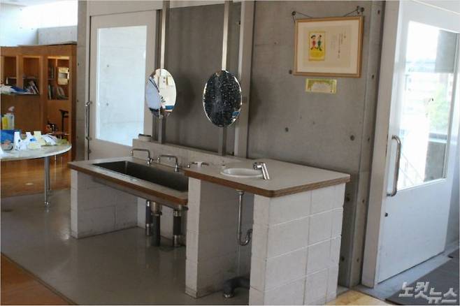 하카타 초등학교는 층마다 교실과 워크스페이스, 교사코너가 한 세트처럼 되어 있다. 이 공간 군데군데 세면대가 놓여 있어 땀 흘리고 들어온 아이들이 씻거나 물 마시기에 편하다