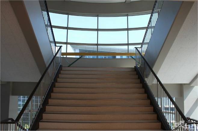 하루미 중학교 교장이 가장 좋아하는 공간으로 꼽은 곳. 계단을 올라가다 보면 커다란 창을 통해 하늘을 볼 수 있다