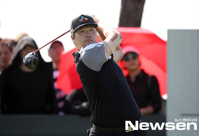 제네시스 챔피언십 최종 4라운드 9번홀 티샷하는 임성재.