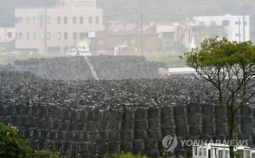 2015년 9월 10일 후쿠시마현 도미오카마치(富岡町)의 연안에 제염 폐기물을 담은 자루가 쌓여 있다. [교도=연합뉴스 자료사진]