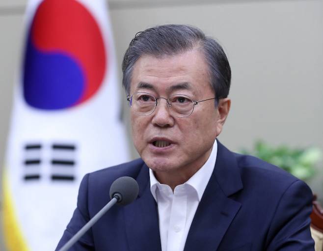 문재인 대통령이 14일 오후 청와대에서 열린 수석·보좌관 회의에서 발언하고 있다.(사진=연합뉴스)