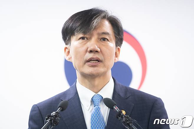 조국 법무부 장관이 14일 경기 정부과천청사에서 검찰개혁 방안과 관련해 직접수사 축소 및 인권보호 수사를 위한 대통령령 '검찰 사무기구에 관한 규정' 등에 관한 개정안을 발표하고 있다. 2019.10.14/뉴스1 © News1 유승관 기자