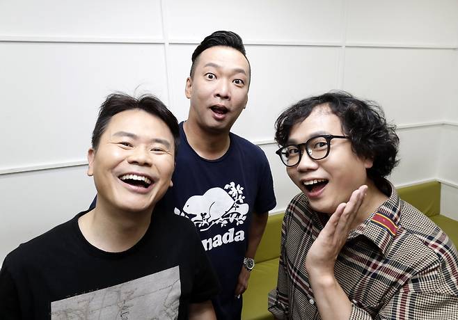 <개그콘서트> ‘레전드’들이 돌아왔다. 공개코미디 전성시대를 연 박준형, 강성범, 안상태가 오랜만에 다시 고정 꼭지를 맡아 수요일마다 우리를 찾아온다. 레전드와 함께 <개그콘서트>의 찬란한 시절도 돌아오기를. 세 사람이 지난 9일 녹화장에서 활짝 웃었다. 김명진 기자 littleprince@hani.co.kr