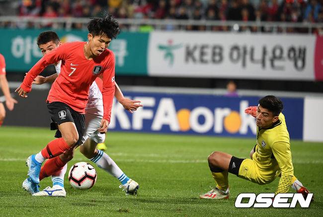 [OSEN=천안, 곽영래 기자]전반 한국 정우영이 드리블을 하고 있다. /youngrae@osen.co.kr