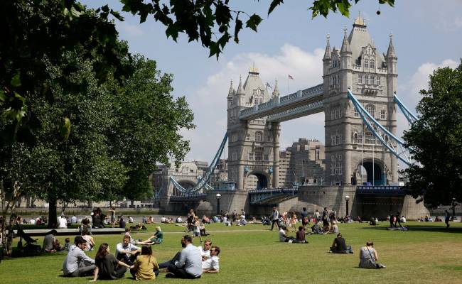 런던 시민들이 타워브리지를 배경으로 포터스필즈 공원에서 휴식을 취하고 있다. [뉴시스]