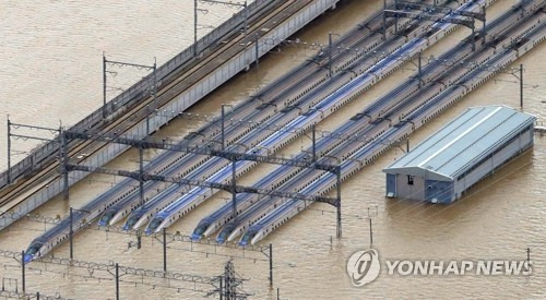 태풍에 물에 잠긴 신칸센 차량기지의 고속철 (나가노 EPA/지지=연합뉴스) 강력한 태풍 '하기비스'의 영향으로 13일 일본 나가노(長野)현 나가노시에서 고속철도 신칸센(新幹線) 차량기지의 열차들이 범람한 물에 잠긴 모습. bulls@yna.co.kr