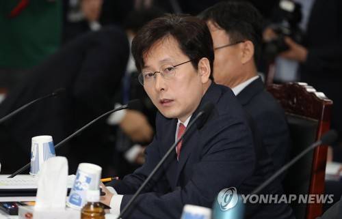 여환섭 "윤중천이 윤석열을 안다는 진술을 한 적이 없다" (대구=연합뉴스) 김현태 기자 = 지난 11일 오후 대구고등검찰청에서 열린 국회 법제사법위원회의 2019년 대구·부산 고등검찰청, 대구·부산·울산·창원 지방검찰청에 대한 국정감사에서 여환섭 대구지검장이 자유한국당 정점식 의원의 질의에 답하고 있다.      여 지검장은 윤석열 검찰총장이 김학의 전 법무부 차관의 스폰서 윤중천씨 별장에서 접대를 받았다는 의혹에 대한 질의에 "윤중천이 윤석열을 안다는 진술을 한 적이 없다"고 답하고 있다. mtkht@yna.co.kr