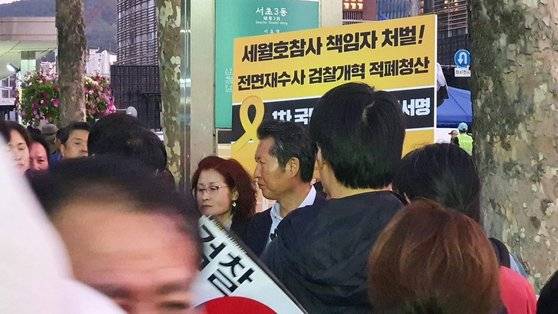 집회 현장에서 더불어민주당 최고위원을 지낸 정청래씨가 세월호참사전면재수사 서명을 받고 있다. 안혜리 기자