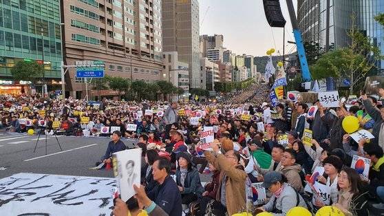 지난 10월 12일서초 집회 현장. 오후 6시에 이미 도로를 가득 메웠다. 안혜리 기자