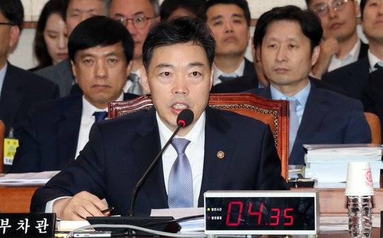 김오수 법무부차관이 15일 오전 서울 여의도 국회에서 열린 법제사법위원회 국정감사에서 의원 질의에 답변하고 있다. 변선구 기자