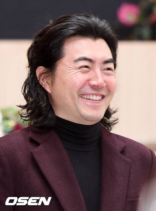 [OSEN=민경훈 기자] 서울 양천구 목동 SBS 방송센터 SBS홀에서 SBS 금토 드라마 ‘열혈사제’ 제작발표회에서 이명우 PD가 미소짓고 있다./rumi@osen.co.kr