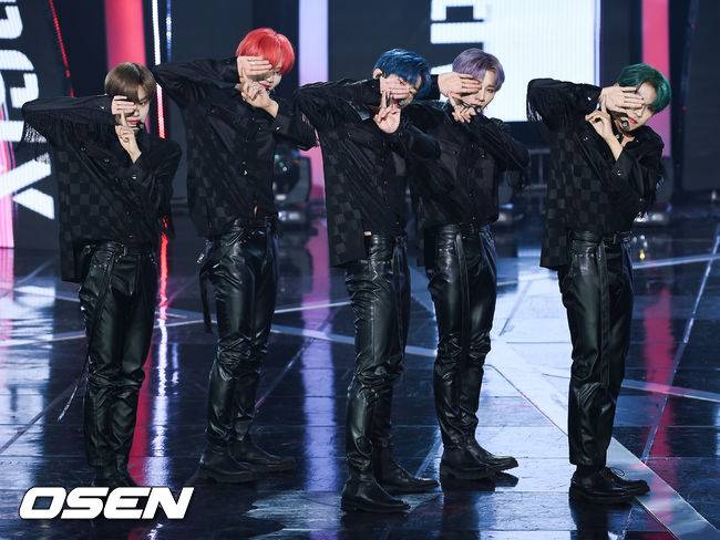 [OSEN=박준형 기자]15일 오후 서울 마포구 상암동 SBS 프리즘타워 오디토리움서 SBS MTV '더 쇼' 생방송이 진행됐다.  MTV Asia 채널을 통해 총 20개국에 동시 생방송 되는 '더쇼'는 3YE, AB6IX, ATEEZ, Kei (김지연), W24, 드림캐쳐, 레이디스 코드, 서제이, 세러데이, 온앤오프 (ONF), 원어스(ONEUS), 정대현, 정세운, 퍼플백(PurpleBeck)이 출연한다.  1위를 차지한 그룹 AB6IX가 멋진 무대를 펼치고 있다. /soul1014@osen.co.kr