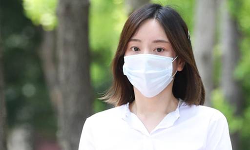 지난 7월 19일 경기 수원시 수원구치소에서 석방된 황하나 씨가 취재진 질문에 답하고 있다. 수원=연합뉴스