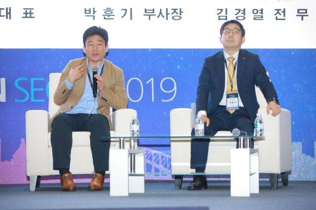 (좌) 한재선 그라운드X 대표와 박훈기 BNK금융지주 부사장이 16일 서울 삼성동 코엑스에서 열린 '블록체인서울2019'의 패널토론에 참석했다.