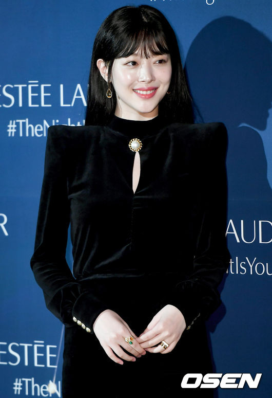 [OSEN=김성락 기자]배우 설리가  미소와 함께 포토타임을 가지고 있다. /ksl0919@osen.co.kr