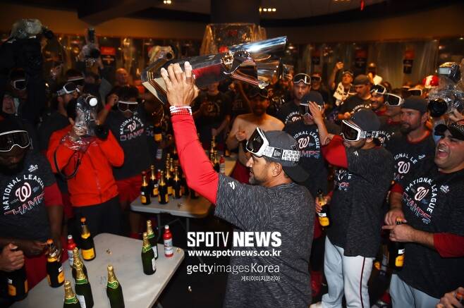 ▲ 워싱턴 내셔널스 데이브 마르티네스 감독이 선수들과 월드시리즈 진출 축하 파티를 하고 있다.