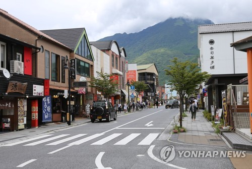 한국의 일본 여행 불매 운동에 한산한 일본 유후인 거리 (유후인[일본 오이타현]=연합뉴스) 김병규 특파원 = 13일 한국의 일본 여행 불매 운동으로 인해 한국인 관광객의 발길이 끊기며 한산해진 온천마을 유후인(湯布院) 거리의 모습. 2019.8.14 bkkim@yna.co.kr