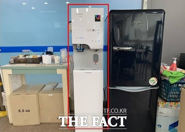 쿠쿠홈시스의 '배째라'식 소비자 민원 대응이 논란이다. 쿠쿠 정수기 렌탈 고객은 정수기 물에서 냄새가 난다는 이유로 계약 해지를 요구하자, 쿠쿠 측은 철거비를 지불해야 기계를 가져가겠다고 했다. 사진은 문제가 된 정수기. /이민주 기자