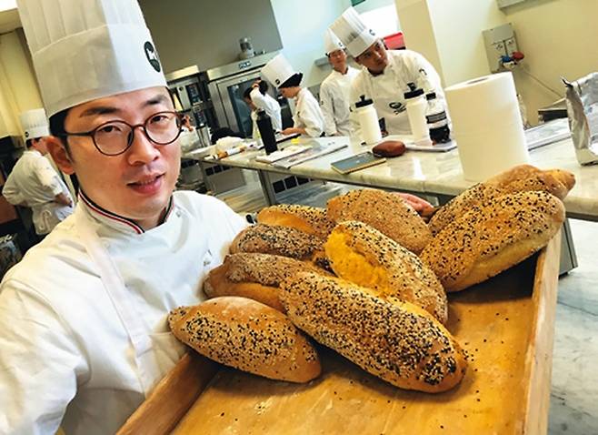 동기인 카를로(한국이름 이진원)가 수업시간에 시칠리아 깨빵(시칠리아노)을 만든 뒤 들고 있다. 시칠리아 빵은 다른 지역 빵보다 손이 많이 간다.