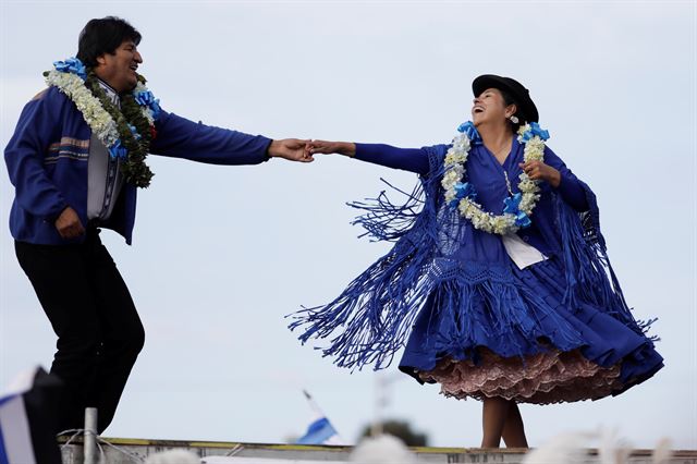 오는 20일 실시되는 볼리비아 대통령 선거를 앞두고 16일(현지시간)  엘 알토에서 4선에 도전하는 볼리비아 사회주의운동당(MAS) 후보 에보 모렐레스 현 대통령이 유세를 마치며 춤을 추고 있다. 로이터 연합뉴스