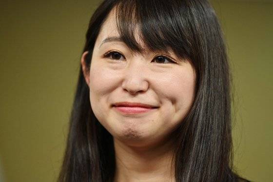 일본 하이힐 반대 운동 '쿠투'의 창시자 유미 이시카와. '쿠투'는 일본어 '쿠츠(구두)'와 미투 운동을 합친 신조어로, 여성에게 하이힐 착용을 강요하는 기업 문화에 반대하는 의미를 담고 있다. [AFP=연합뉴스]