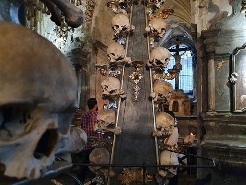 세들레츠 해골 성당  (쿠트나호라<체코>=연합뉴스) 양정우 기자 = 체코 중부의 세들레츠 해골 성당 내부. 해골과 사람 뼈로 장식돼 있다. 2019.9.30 eddie@yna.co.kr
