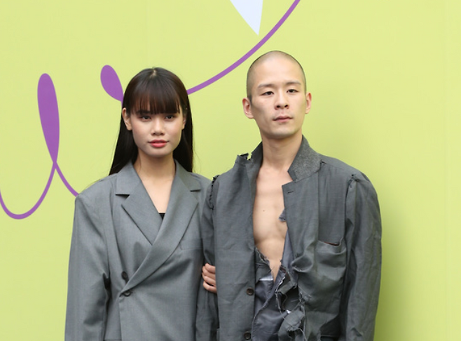 래퍼 겸 힙합 프로듀서 그냥노창(오른쪽)이 18일 서울 중구 동대문디자인플라자(DDP)에서 열린 '2020 S/S 서울 패션위크'에 참석해 한 모델과 포즈를 취하고 있다. /사진=뉴스1