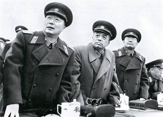 계급장 착용한 군복 입은 원수(元帥)들. 왼쪽부터 네룽쩐(聶榮臻), 펑더화이(彭德懷), 예젠잉(葉劍英). 앉아있는 사람은 뤄룽환(羅榮桓). [사진 김명호]