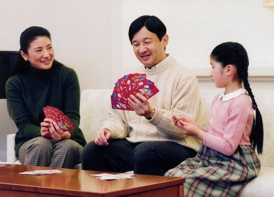 2009년 일본 왕실이 공개한 나루히토 당시 왕세자와 마사코 왕세자비, 딸 아이코 공주의 모습. [로이터=연합뉴스]