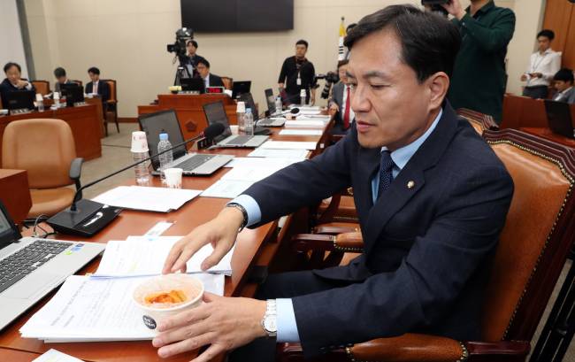 김진태 자유한국당 의원이 10월 7일 국회 정무위원회의 국정감사에서 ‘국대떡볶이’를 들고 질의하고 있다. [뉴스1]