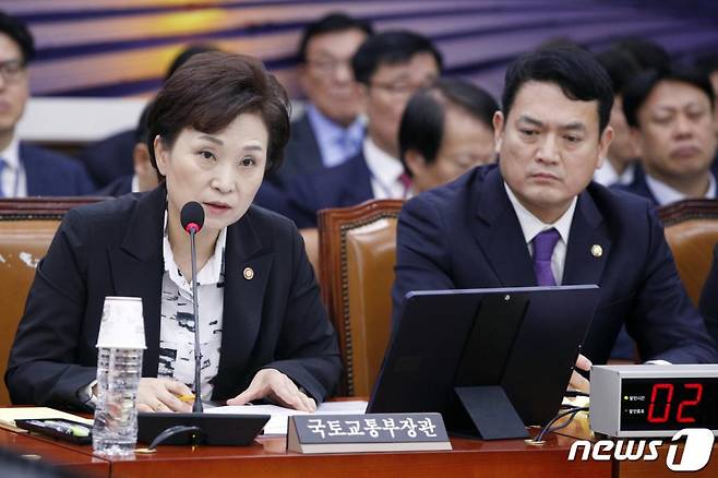 김현미 국토교통부 장관이 21일 서울 여의도 국회 국토교통위원회 회의실에서 열린 국토교통부, 행정중심복합도시건설청, 새만금개발청 등에 대한 종합감사에서 의원 질의에 답하고 있다./사진= 뉴스1